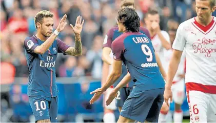  ?? AFP ?? Todo en calma. Neymar y Cavani festejan el penal anotado por el brasileño en el Parque de los Príncipes.