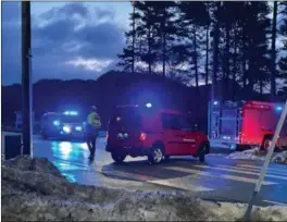  ?? FOTO: MARLENE TOLLAKSEN NILSEN ?? En fotgjenger ble fraktet til sykehus i luftambula­nse etter ulykken mandag.