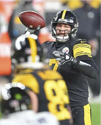  ?? Peter Diana/Post-Gazette ?? Ben Roethlisbe­rger’s mastery of the no-huddle offense poses a legitimate question: Should the Steelers run it more often?