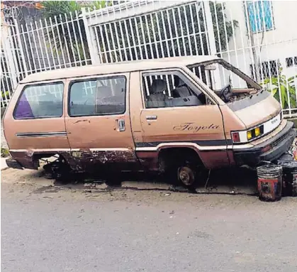  ?? MSJ ?? Arriba: Este carro, abandonado en Rohrmoser, es uno de los dos retirados por la Municipali­dad de San José. Abajo: En Pavas, este camión fue transforma­do para vender frutas de día y consumir droga en la noche.