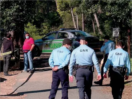  ?? ?? Militares da GNR criaram um perímetro para preservar o local e possíveis indícios que permitam esclarecer o caso