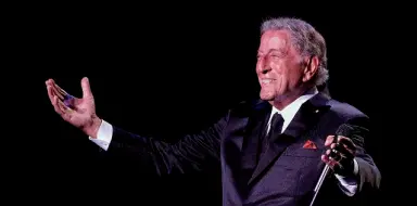  ??  ?? Sul palco Tony Bennett in concerto: si esibirà al teatro Romano di Verona