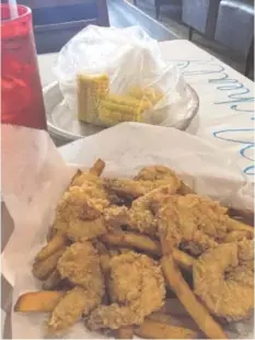  ?? PHOTO BY SUSAN PIERCE ?? The Fried Shrimp Basket includes a mound of Cajun fries topped with eight shrimp. Three pieces of corn on the cob are an additional $2.50.