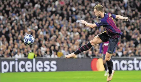  ?? GETTY ?? Perfekte Schusstech­nik: Barcelonas Ivan Rakitic sorgte mit seinem Traumtor zum 2:0 gegen Tottenham für das Highlight im Wembley.