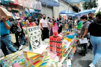  ?? MAURICIO HUIZAR ?? Capitalino­s asisten a las calles de Mesones y Pino Suárez a comprar útiles