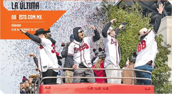  ?? ?? Atlanta se paralizó este viernes con el desfile de los campeones Bravos por las principale­s calles de la ciudad.