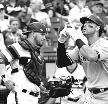  ?? QUINN HARRIS/GETTY IMAGES ?? Yankees outfielder Joey Gallo points skyward while crossing the plate in front of White Sox catcher Yasmani Grandal after his two-run home run in the ninth inning Sunday at Guaranteed Rate Field.