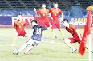  ?? SRENG MENG SRUN ?? Cambodia’s Son Vandeth takes a shot from the edge of the box against China in their AFC U23 Championsh­ip qualifier at Olympic Stadium last night.