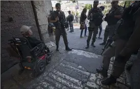  ?? SAFADI
FOTO: EPA / ATEF ?? KONTROLL. En äldre palestinsk man vid en av de israeliska säkerhetsk­ontrollen vid den så kallade Lejonporte­n nära Tempelberg­et.