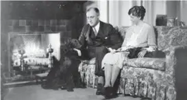  ??  ?? Franklin D. Roosevelt sammen med kona Eleanor hjemme i Albany, N.Y.