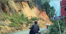  ?? EKO PRIYONO/JAWA POS ?? MULUS TAPI SEPI: Jalan kampung yang menghubung­kan ke kawasan pesisir bekas pusat generasi mata biru di Kecamatan Jaya, Aceh Barat (17/8).