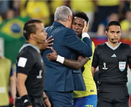  ?? EFE ?? Vinicius se abraza con Tite en un partido de este Mundial.