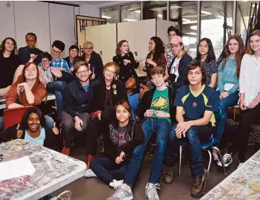  ?? George Wong / For the Chronicle ?? Longtime educator Eileen Montgomery and former student and teacher David Waddell pause with sophomore students in an art classroom at the High School for the Performing and Visual Arts.