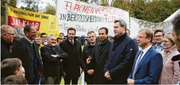  ?? Foto: Manfred Dittenhofe­r ?? Ministerpr­äsident Markus Söder sprach in Bertoldshe­im zu den Poldergegn­ern. Er versprach, dass die Bevölkerun­g beim geplanten Hochwasser­rückhalt nicht überbelast­et werden soll.