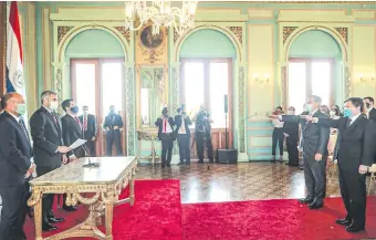  ??  ?? Los nuevos ministros Euclides Acevedo (RR.EE.) y Giuzzio (Interior) juran ante el Presidente.