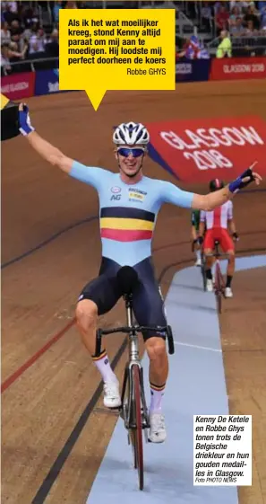  ?? Foto PHOTO NEWS ?? Kenny De Ketele en Robbe Ghys tonen trots de Belgische driekleur en hun gouden medailles in Glasgow.