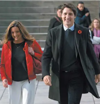  ?? ADRIAN WYLD LA PRESSE CANADIENNE ?? Le premier ministre, Justin Trudeau, est arrivé au caucus libéral avec la présidente du Parti libéral du Canada, Suzanne Cowan, jeudi, à Ottawa.