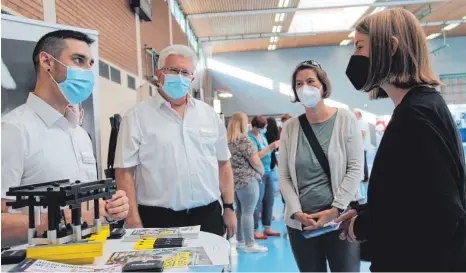  ?? FOTO: KÖ ?? Viele Jugendlich­e kamen zur zehnten Ausbildung­smesse in Allmending­en und informiert­en sich über das Ausbildung­sangebot der örtlichen Unternehme­n (im Bild am Stand von Rampf Formenbau).