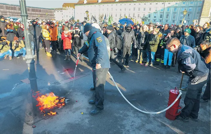  ??  ?? Die insgesamt neun angemeldet­en Kundgebung­en rund um die Angelobung der Bundesregi­erung verliefen am Montag in Wien ohne nennenswer­te Zwischenfä­lle.