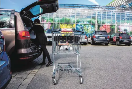  ?? FOTO: RALF SCHÄFER ?? Einkauf wie immer – die Kunden achten auf Verpackung­en, sind aber erleichter­t, dass der Erpresser gefasst wurde. Am Freitag, so sagt eine Mitarbeite­rin eines Supermarkt­es in Friedrichs­hafen, habe man weniger Kunden und zurückhalt­ende Einkäufe...