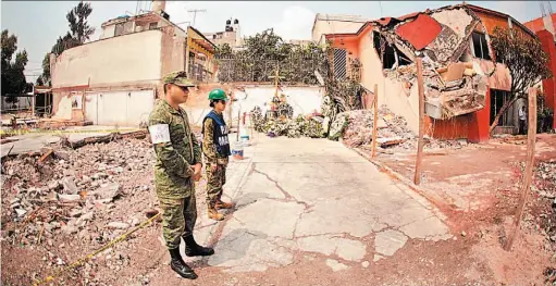  ??  ?? Levantarse. La Ciudad de México ya se prepara para la etapa de reconstruc­ción, que tendrá tres ejes, indicó el gobierno local.