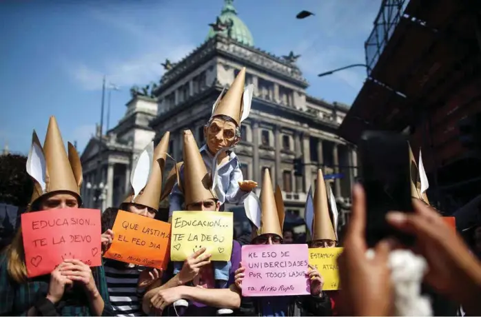  ?? FOTO: AGUSTIN MARCARIAN, NTB SCANPIX ?? STREIKENDE LAERERE: I forrige uke var det laererne som streiket. Her foran nasjonalfo­rsamlingen i Buenos Aires med en dukke av president Mauricio Macri. 25. september er det varslet