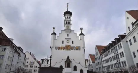  ?? FOTO: DPA ?? Auch wenn Kempten aus zwei Städten bestand: Das Rathaus gab es seit jeher nur einmal. Der Bau von 1474 diente zunächst nur der Reichsstad­t als politische­s Zentrum; die rivalisier­ende Stiftsstad­t hatte kein eigenes Rathaus. Seit 200 Jahren wird von hier...