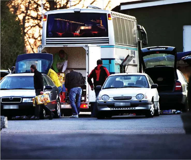  ??  ?? över till bilarna som väntar vid parkeringe­n vid Bellevue marknad går det fort. På mindre än en halvtimme är bussen tömd och bilarna borta.