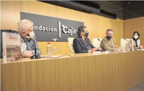  ?? ROCÍO RUZ ?? Antonio Collantes de Terán, Antonio Pulido, Juan Espadas y Eva Díaz Pérez, en la presentaci­ón del libro