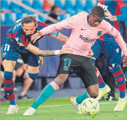  ?? FOTO: EFE ?? Ousmane Dembélé sacó nota alta en el Ciutat de València Agarrado aquí por Morales, sirvió un gol a Pedri y luego marcó un buen tanto