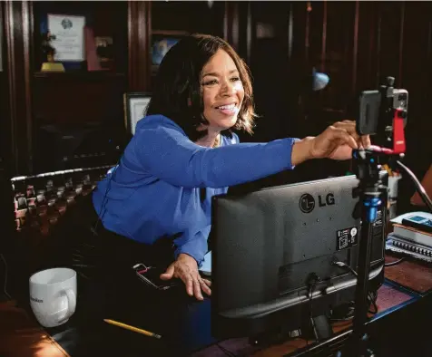  ?? Photos by Marie D. De Jesús / Staff photograph­er ?? ABC13 (KTRK-TV) anchor Gina Gaston prepares to connect live to the TV station while working from home during the COVID-19 pandemic.