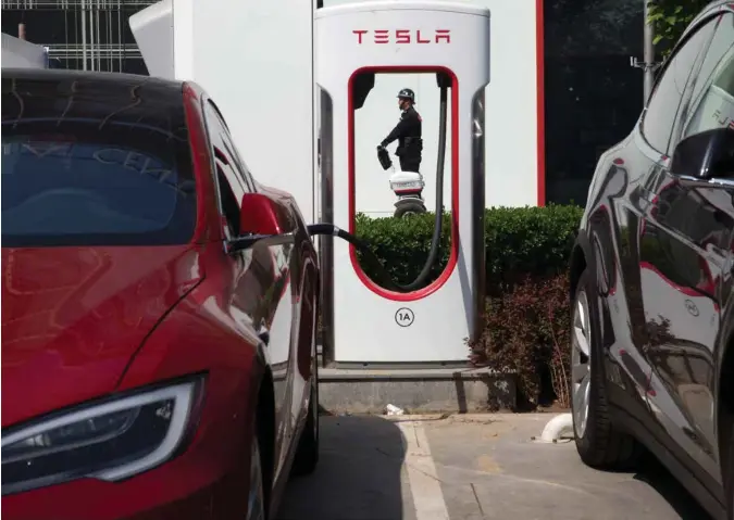  ?? NG HAN GUAN/AP/NTB SCANPIX ?? Tesla og andre elbilprodu­senter må dele informasjo­n om bilenes bevegelser med kinesiske myndighete­r. Kritikere advarer mot enda mer overvåking. Arkivfoto: AP / NTB scanpix