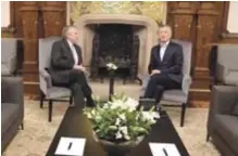  ?? EFE ?? Alberto Fernández, izquierda,mientras hablaba con Mauricio Macri, en la Casa Rosada, ayer.