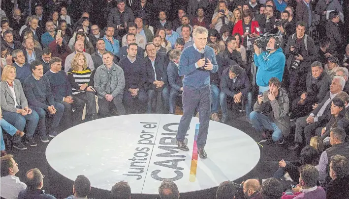  ?? TELAM ?? Escenario 360°. Mauricio Macri habla ante los candidatos y simpatizan­tes de Juntos por el Cambio durante el cierre de un acto en la ciudad de Mar del Plata, el viernes pasado.