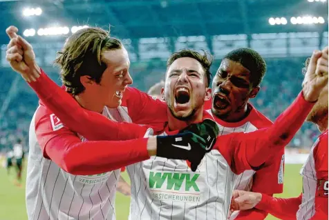  ?? Foto: Eibner/Pressefoto ?? Marco Richter (Mitte) freut sich über sein erstes Tor in der Bundesliga. Es gratuliere­n Michael Gregoritsc­h, Kevin Danso und Kapitän Daniel Baier.