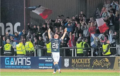  ?? ?? Charlie Adam acknowledg­es the Dundee support after victory against Hibs.