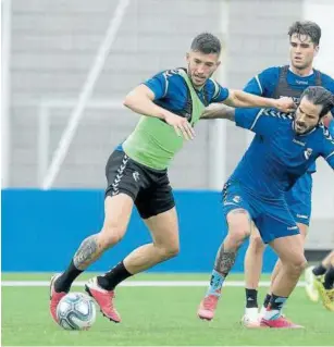  ?? Fotos: Osasuna ?? Rubén García defiende a David García.