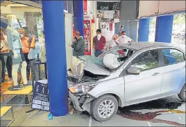  ?? RAVI KUMAR/HT ?? A damaged car after it crashed into a pillar outside a showroom in Sector 17 on Monday. No bystander was hurt, though the car’s three occupants received injuries.