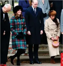  ??  ?? ’n Dame hou haar kop orent wanneer sy kniebuig, soos Kate (naaslinks) hier doen; Meghan leer nog. Prins William staan naasregs.