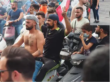  ??  ?? À DADA_
Ci-dessus : un rassemblem­ent de torse-poils à scooters rue Bechara El Khoury. À droite : pause selfie entre copines devant la mosquée al-Amine.