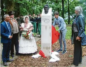  ?? Fotos: Greta Kaiser ?? Mit einem Denkmal erinnert Günzburg an Gottlieb von Greyerz, den Initiator der städtische­n Grünanlage­n. Die Bronzeplas­tik im Bürgerpark enthüllten gestern (von links) Oberbürger­meister Gerhard Jauernig, das „Biedermeie­rpaar“Alfred und Monika Stocker,...