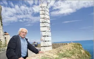  ?? (Photo Sébastien Botella) ?? Bernard Pagès « au pied » de sa « Colonne à la mer ».