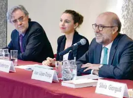  ??  ?? CERCANÍA. Juan López-Dóriga, embajador de España en México (derecha).