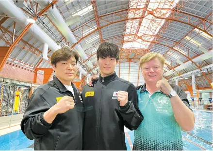  ?? Courtesy of Korea Swimming Federation ?? South Korean swimmer Hwang Sun-woo, center, poses with his coaches at a swimming pool in Melbourne, Australia, Tuesday.