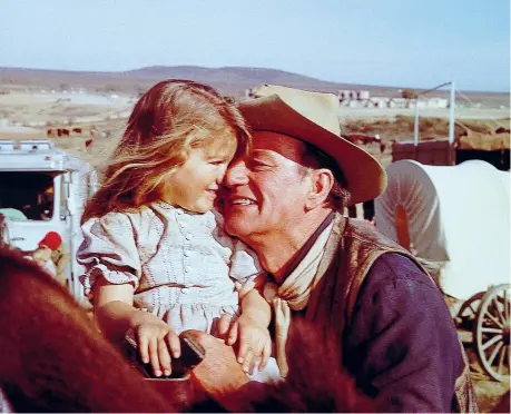  ??  ?? Insieme John e Aissa Wayne sul set di «La battaglia di Alamo» nel 1960: lei ha cinque anni, lui 53. Aissa Wayne ha appena scritto una lettera a Trump per ringraziar­lo d’aver visitato la casa natale del padre in Iowa, Stato che l’1 febbraio voterà alle...