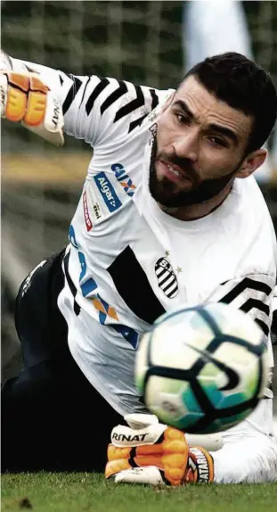  ?? 5.ago.17/Santos FC/Divulgação ?? O goleiro Vanderlei é hoje a principal referência do Peixe para a disputa do Paulistão; alvinegro perdeu o meia Lucas Lima e o centroavan­te Ricardo Oliveira