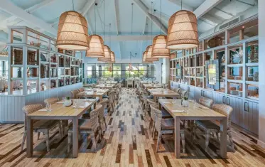  ??  ?? TOP LEFT: Dine at the stunning Calusa Restaurant at Baker’s Cay Resort on Key Largo. Baker’s Cay Resort
TOP RIGHT: The Florida Keys are known for delicious, fresh seafood selections. VISIT FLORIDA