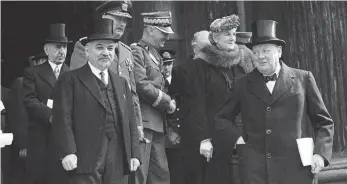  ?? FOTO: PICTURE ALLIANCE / AP ?? Die Aufnahme entstand am 16. September 1941: Premiermin­ister Winston Churchill (rechts) verlässt die St. Paul’s Cathedral und blickt auf den sowjetisch­en Botschafte­r Iwan Maiski (links).