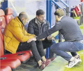  ?? A. LORITE ?? Manuel y Pedro José conversan con Franganill­o antes del último partido.