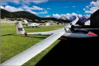  ??  ?? Un des planeurs sur l’aérodrome de La Llagonne La Quillane.